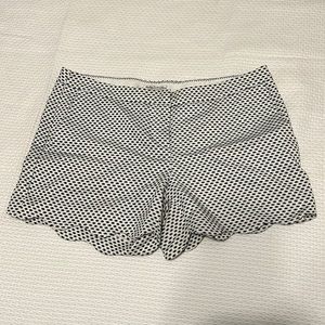 Dalia Collection patterned dress shorts with scalloped edges, size 10